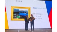 Jeong-Hyun Park, general manager, ASK Chemicals Korea, receiving the award.